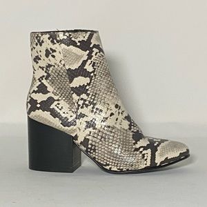 Madden Girl Womens Black & White Faux Leather Snake Skin Ankle Boots / 6 M/ NWOT